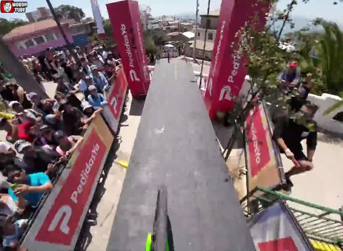 Video :It's amazing to see Lewis Buchanan driving through Valpara&iacute;so, Chile!